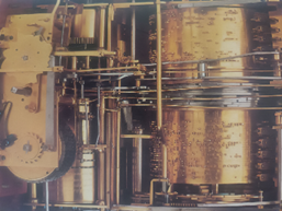 Fig. 7. Imagen de los tres androides de Jacquet-Droz, 1774. Detalles de sus mecanismos.