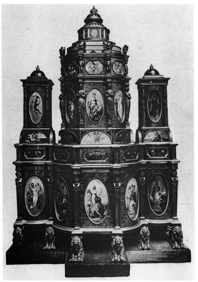 Figs. 3 y 4. Fotografías del «tocador» de Seddon, Sons & Shackleton publicadas en 1905 por Frederick S. Robinson en English Furniture