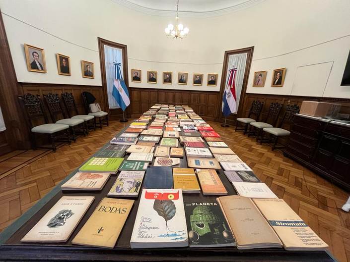 Foto 1 Los libros en la Embajada de Paraguay (foto L. Espínola)