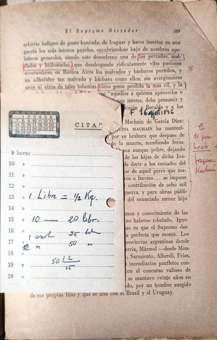 Foto 4 Ejemplo de material bibliográfico contenido entre las páginas de El Supremo Dictador de Julio César Chaves