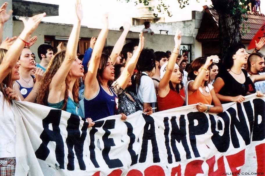 Imagen 8. Ante la impunidad, escrache a Bufano, 2000. Foto Julieta Colomer