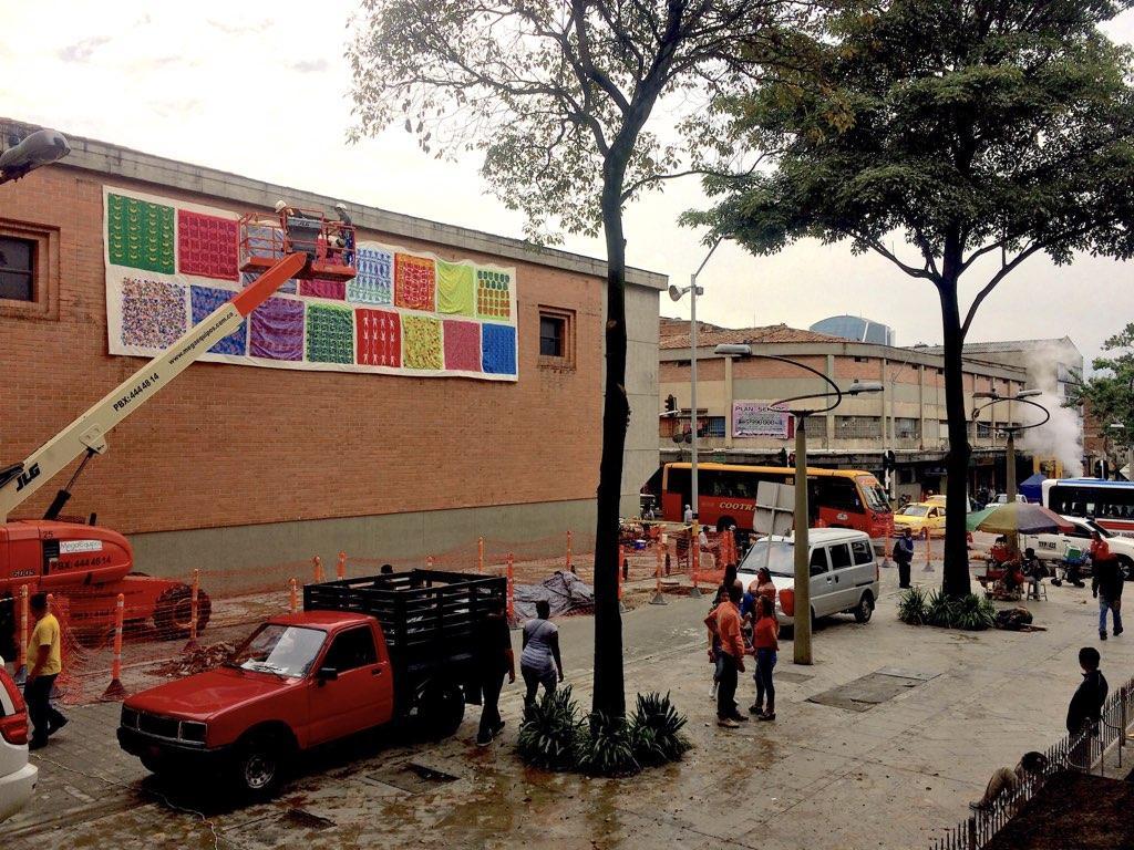 Figura 1. Instalación de resultado del proyecto Nosotras por nosotras en la fachada lateral de la sede alterna del Museo de Antioquia. (Foto: Carolina Chacón, 2016)
