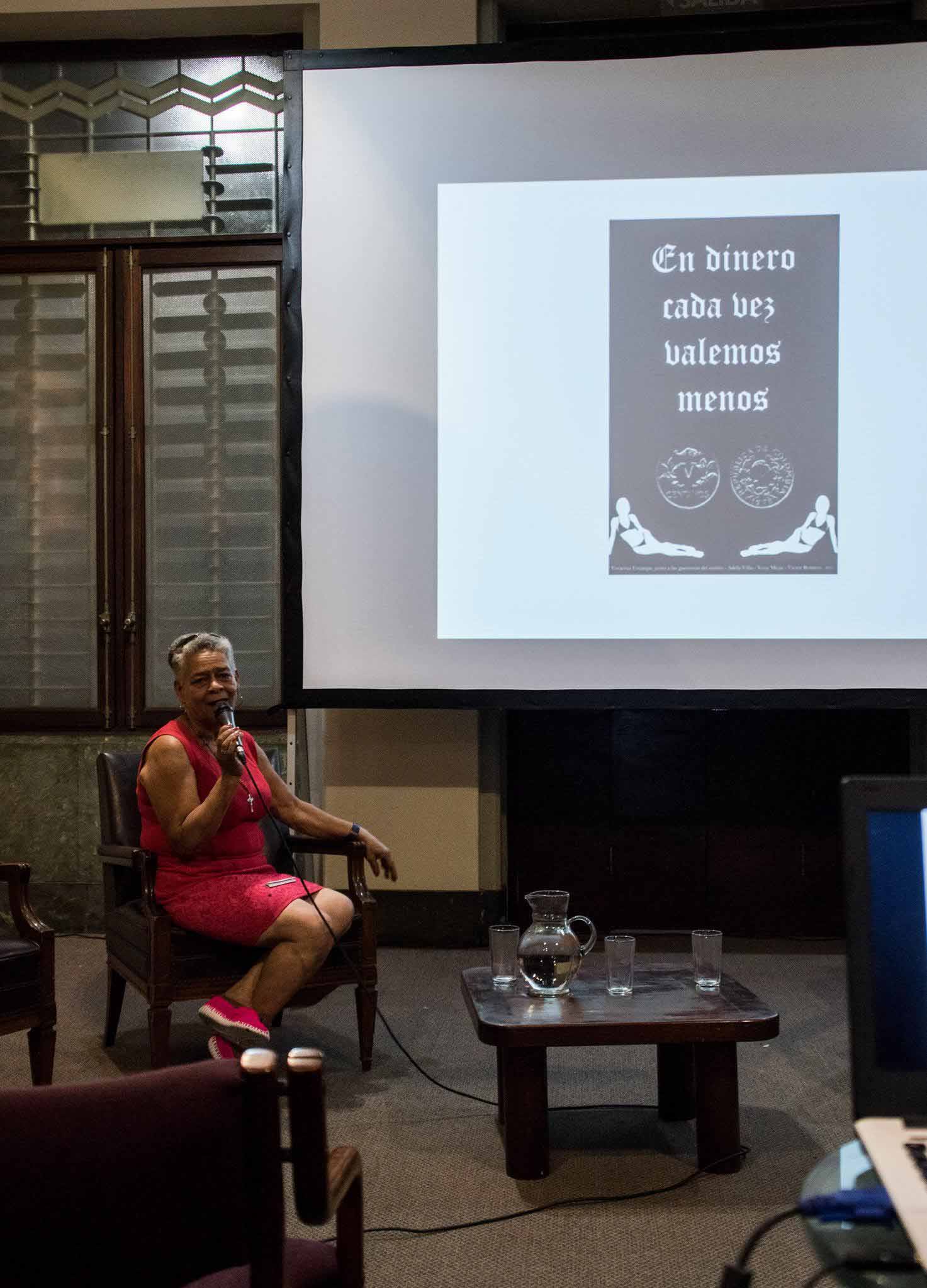 Figura 7. Adela Villa presentando su trabajo en el evento de socialización del proyecto (Foto: Julieta Duque. Museo de Antioquia, 2017).
