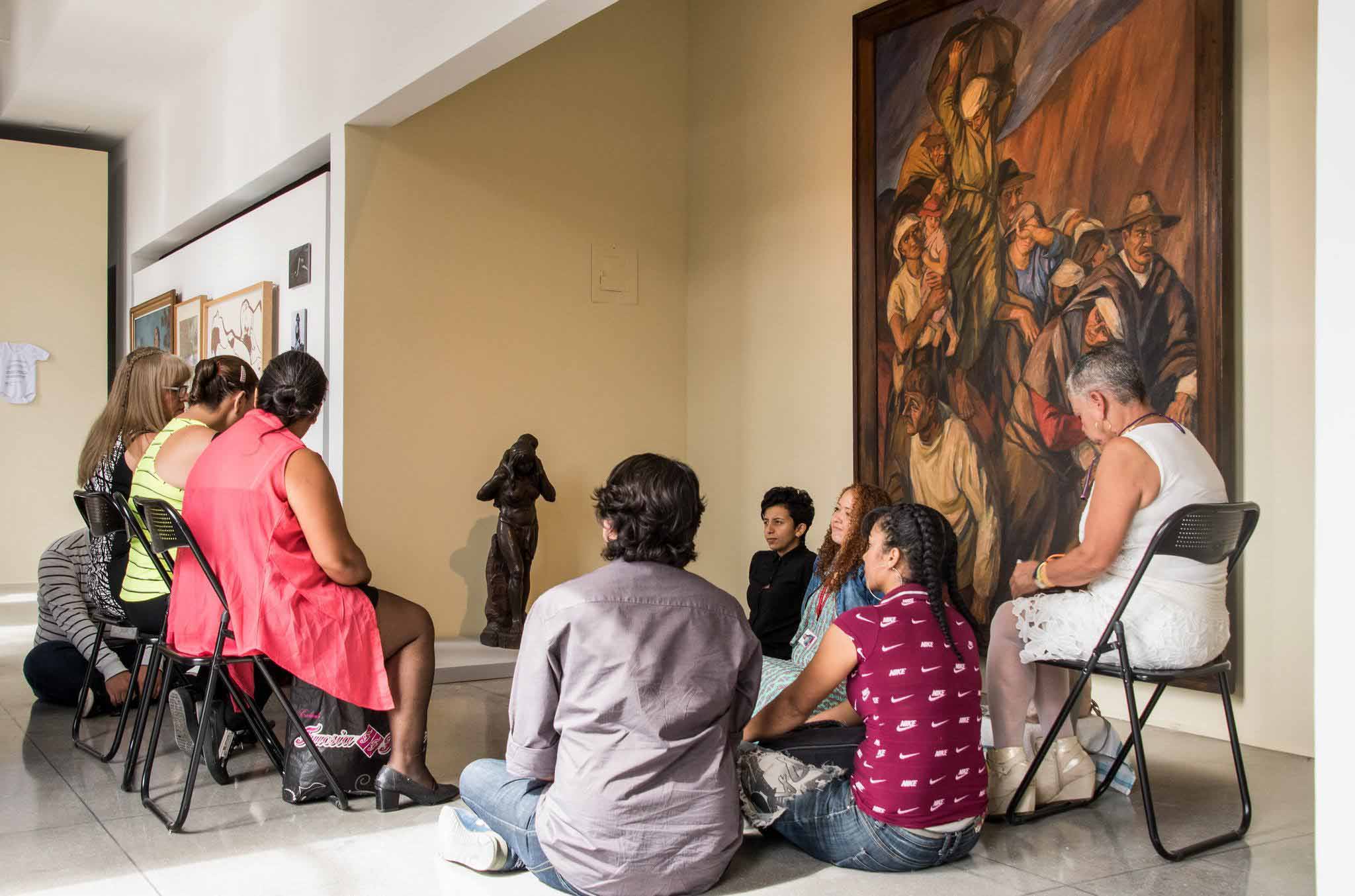 Figura 9. Reunión entre las Guerreras del Centro y el equipo del MDA en la exposición ‘La consentida es: La Huida’. Rafael Sáenz. (Foto: Julieta Duque. Museo de Antioquia. 2017)