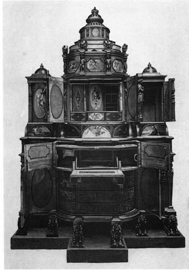 Figs. 3 y 4. Fotografías del «tocador» de Seddon, Sons&nbsp;& Shackleton publicadas en 1905 por Frederick S. Robinson en English Furniture