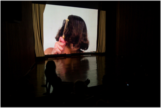 Figura 3. Registro del performance Nadie sabe quién soy yo. (Foto: Julieta Duque. Museo de Antioquia, 2017).