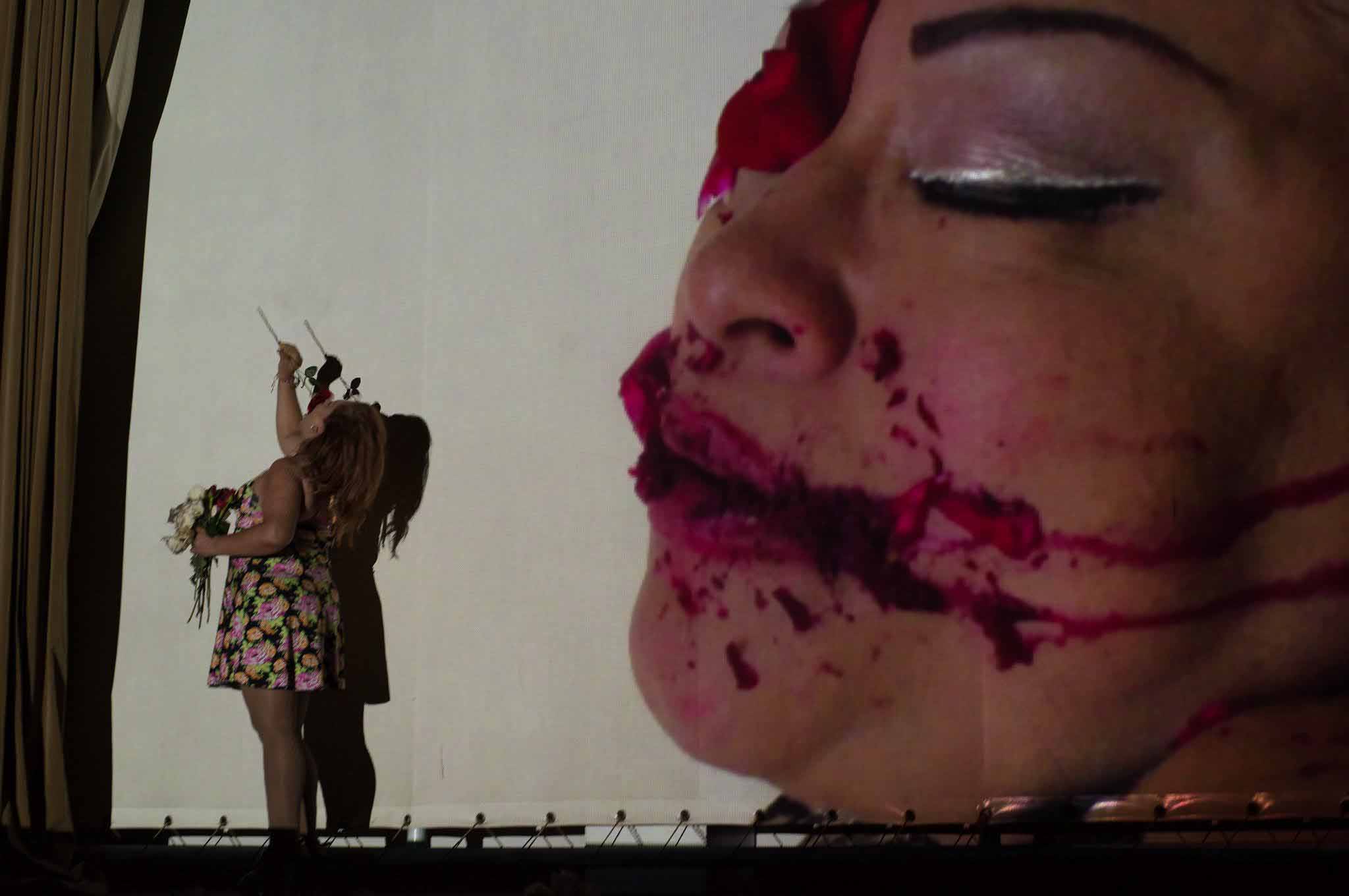 Figura 5. Registro del performance Nadie sabe quién soy yo. (Foto: Julieta Duque. Museo de Antioquia, 2017).