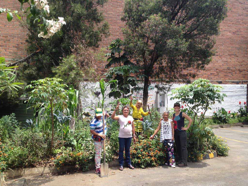 Figura 13. Día de cosecha en la huerta: Guerreras del Centro y Cristina Sandoval. (Foto: Carolina Chacón. 2019)