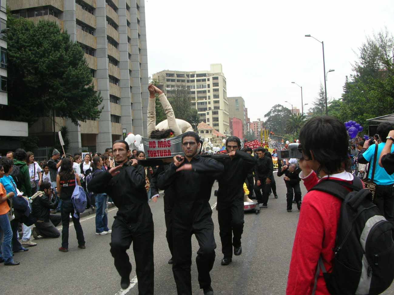 Fig. 1 y 2: Dos performances realizadas durante la marcha del 7 de marzo de 2008 en Bogotá @ Marie Estripeaut-Bourjac