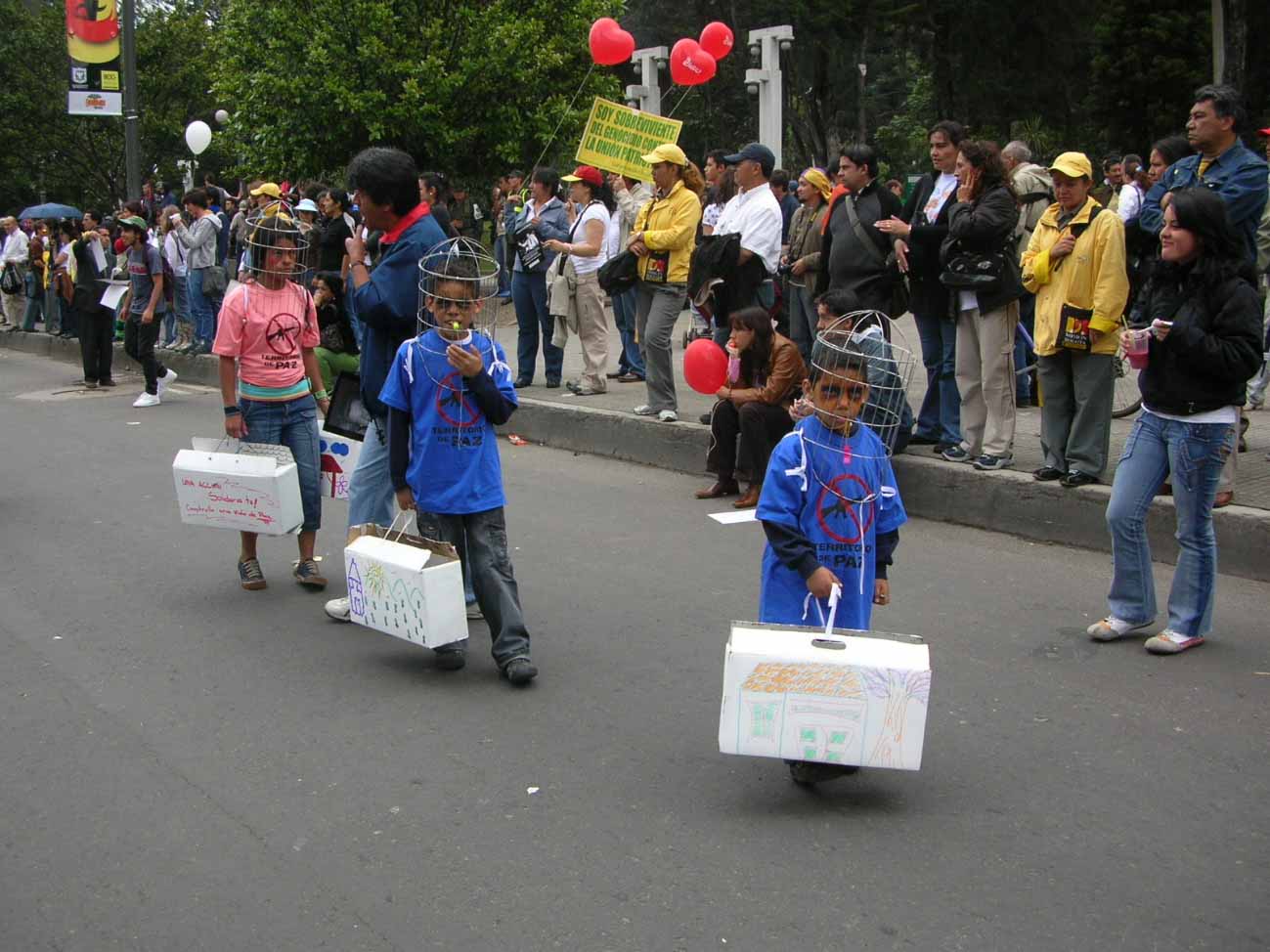Fig. 1 y 2: Dos performances realizadas durante la marcha del 7 de marzo de 2008 en Bogotá @ Marie Estripeaut-Bourjac