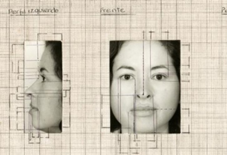 ©Teresa BurgaPhotographie de profil et de face en noir et blanc sur papier millimétré
