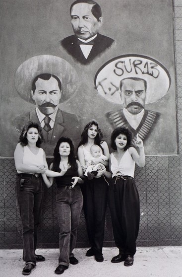 Imagen 4: ITÚRBIDE Graciela, Cholas, White Fence, East Los Angeles, 1986 © Graciela Iturbide.