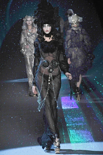 Fig. 3 Georgina Stojilkovic al final del desfile como “Ukrainian virgin brides”.
