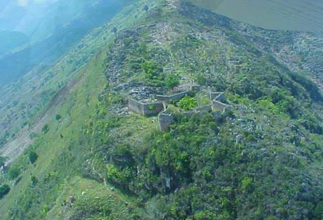 Fig. 2 : Fort des Bayonnais, mornes des Cahos, 1000 m. Entre le bourg d’Ennery et Passe-Reine