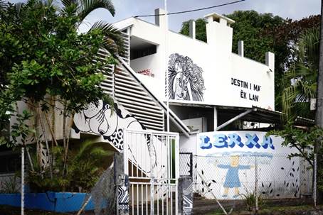 Fig. 5 : Lerka, Espace de Recherche et de Création, situé dans une ancienne école PK4 réhabilitée en atelier d’artistes, Saint-Denis, 2022.