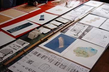 Fig. 7 et 8 : Productions graphiques et maquette réalisées lors de la résidence de recherche à Lerka, dans l’atelier n°1, 2022.