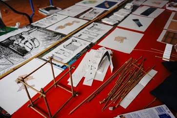 Fig. 7 et 8 : Productions graphiques et maquette réalisées lors de la résidence de recherche à Lerka, dans l’atelier n°1, 2022.