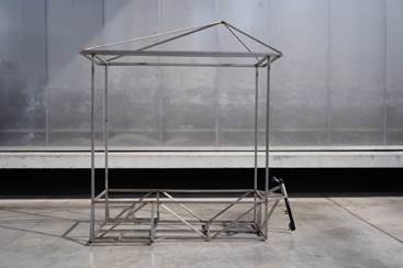 Fig. 20 et 21 : Photographies de la réalisation de la structure de Latlyé Kamayann avec Sébastien Boyer, La Cité des Arts, Saint-Denis, La Réunion, 2023.