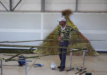 Fig. 22 : Richard Patterson réalisant une structure en bambous et vétiver pour un le toit d’un restaurant de bord de mer, 2024.