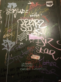 Swarming very little organised, with inscriptions on  top  of  one  another