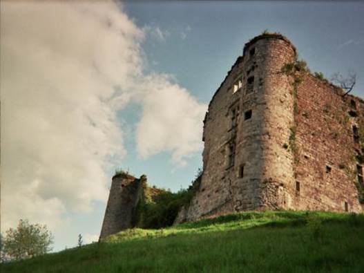 Fig. 1 : Belzunzeko Gaztelua, à Ayherre, Basse-Navarre. Château familial du gouverneur basque Armand de Belzunce (toutes les photos sont extraites de © Fonds Jacques de Cauna)