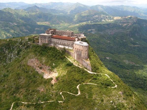 Fig. 5 : La citadelle La Ferrière. Vue d’ensemble après restauration. En arrière-plan, le Parc National Historique
