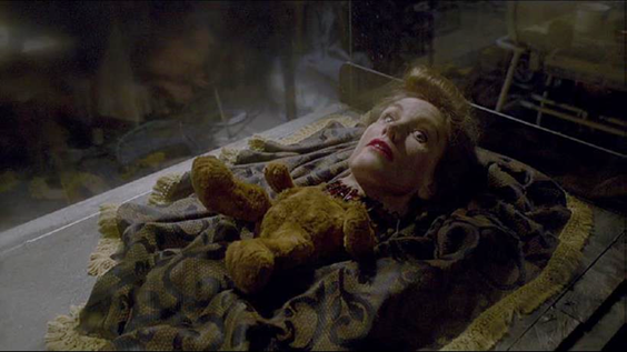 Fig. 4 : Frankenstein’s Army, la mère transformée en ours en peluche.